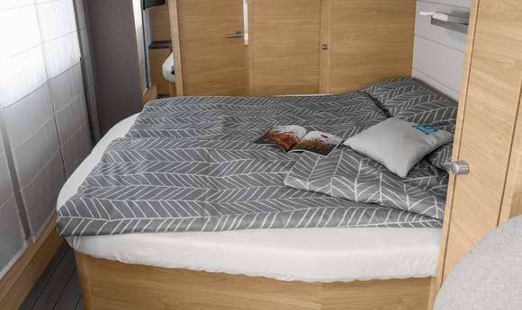 Queensbett mit optionalen Spannbettlaken mit perfekter Passform im SÜDWIND 650 PXB