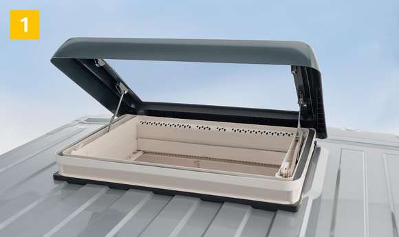 KNAUS Camper Van Interieur mit großer Dachhaube für einen lichtdurchfluteten Wohnraum