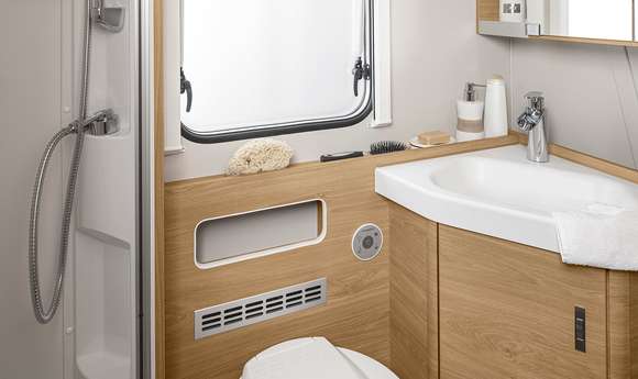 Interieur KNAUS SÜDWIND - Großer Waschtisch und separate Dusche