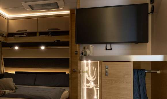 Optionaler SMART-TV im KNAUS SÜDWIND 500 FU Interieur