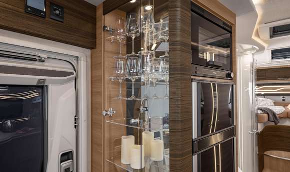 Glasvitrine im Interieur des KNAUS SUN I